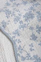 NEW GORGEOUS WHITE AND BLUE TOILE/GINGHAM/SCALLOPED EDGES QUILT SET 