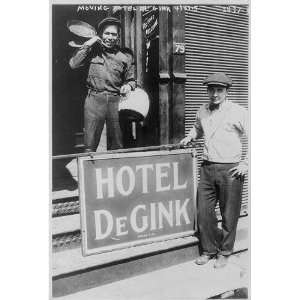  Moving Hotel DeGink,2 men,sign of the hotel,one man 