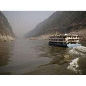  Passenger Boat Tours the Three Gorges on the Yangtze River 