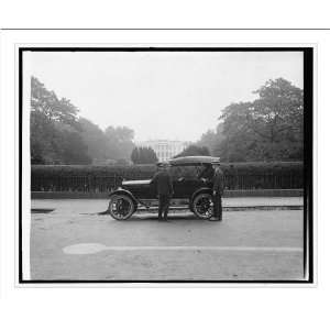   Ford touring car at White House, [Washington, D.C.]