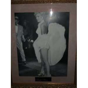  Marilyn Monroe Photo with Signature 