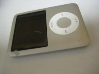 Apple iPod Nano 3rd Generation Silver (4 GB) MP3 Player A1236 