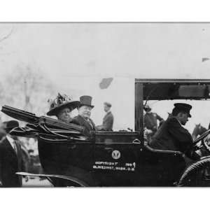   automobile . President William Howard Taft and Mrs